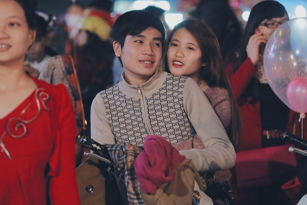 chum anh dem giang sinh cung tro thanh valentine ngot ngao cua cac cap doi